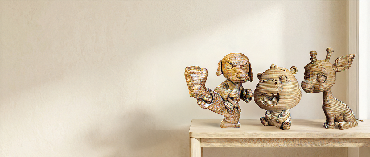 Trois sculptures CARTOLAME en carton posées sur une console en chêne clair : un chien karaté, une vache et une girafe.
